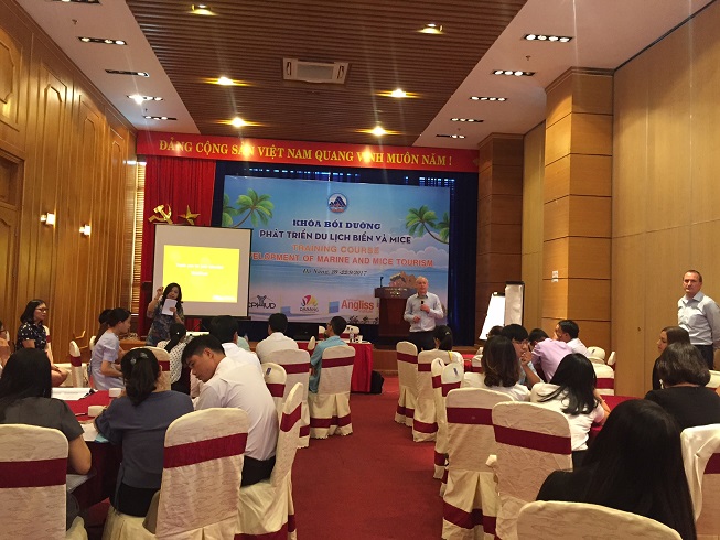 Quang cảnh lớp học Phát triển du lịch biển và MICE